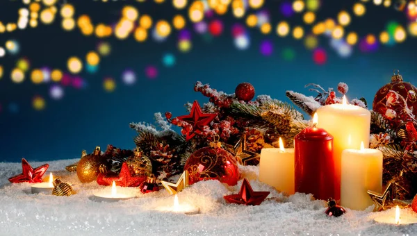 用红色和金色装饰的星星 松果和绿色的枝条在雪地上焚烧圣诞蜡烛 — 图库照片