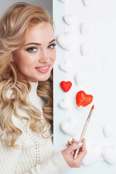 Hermosa Joven Pintando Corazones Con Pintura Roja — Foto de Stock