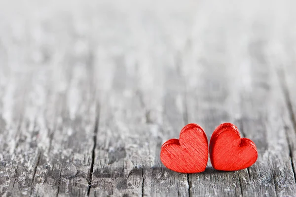 Zwei Rot Bemalte Handgefertigte Herzen Auf Altem Rissigen Holzgrund Mit — Stockfoto