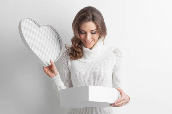Jolie Fille Boîte Cadeau Forme Coeur Ouvert Sur Saint Valentin — Photo