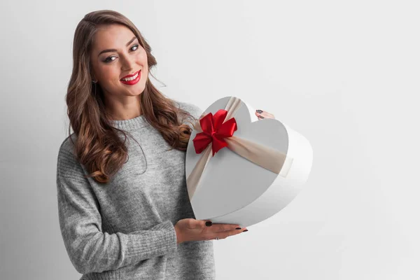 Hermosa Joven Sonriente Mujer Sosteniendo Decorado Corazón Forma Caja San — Foto de Stock