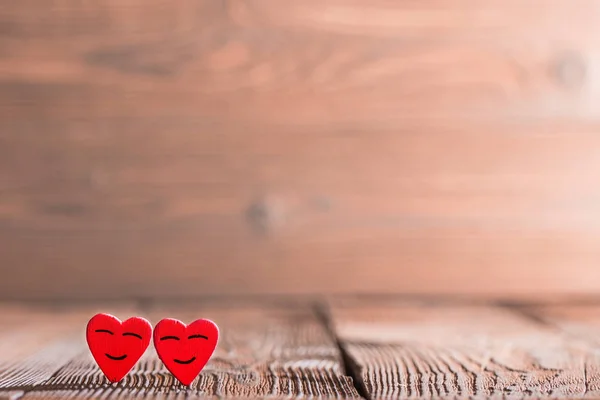 Два Рожевих Щасливих Усміхнених Серця Дерев Яному Фоні — стокове фото