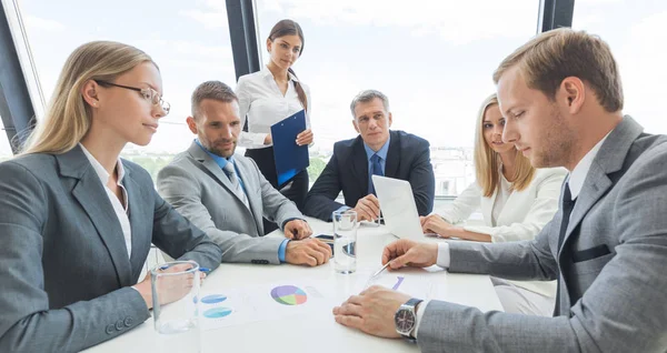 Equipo Gente Negocios Reunión Trabajando Con Gráficos Diálogos — Foto de Stock