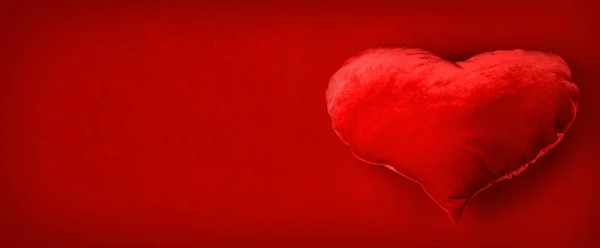 Rotes Kissen Herz Auf Rotem Stoff Hintergrund Valentinstag — Stockfoto