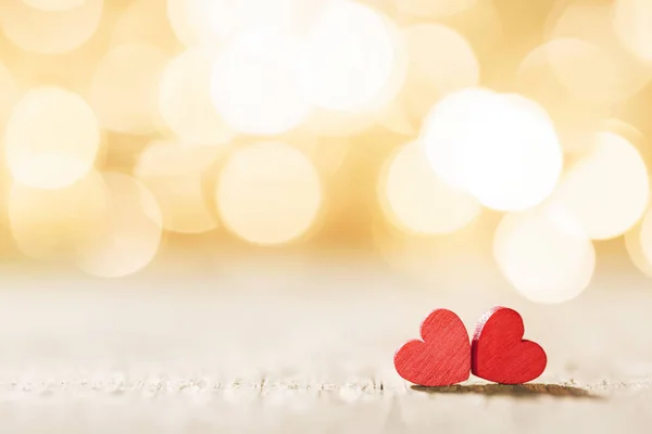 Twee Kleine Handgemaakte Rode Houten Harten Gouden Heldere Lichten Bokeh — Stockfoto