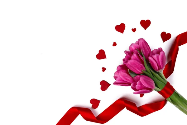 Rózsaszín Tulipán Piros Szalaggal Szív Elszigetelt Fehér Háttér Valentin Nap — Stock Fotó