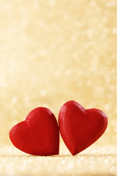 Twee Rode Handgemaakte Houten Harten Gouden Heldere Glitter Lichten Bokeh — Stockfoto