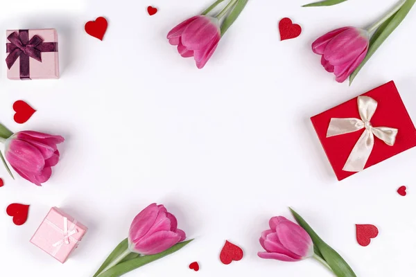 粉红郁金香礼品和心形边框 与白色背景隔离开情人节的概念复制空间 — 图库照片