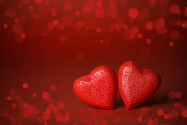 Δύο Κόκκινες Χειροποίητες Ξύλινες Καρδιές Κόκκινο Φως Bokeh Φόντο — Φωτογραφία Αρχείου