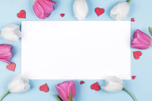 Flores Corações Tulipa Rosa Branca Sobre Quadro Borda Fundo Cartão — Fotografia de Stock