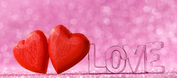 Dwa Czerwone Ręcznie Robione Drewniane Serca Słowo Miłość Różowy Jasny — Zdjęcie stockowe