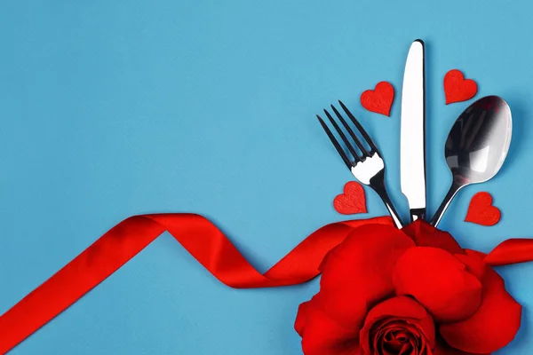 用丝带 玫瑰花和红心系在蓝色背景下的餐具套装情人节晚餐的概念 — 图库照片