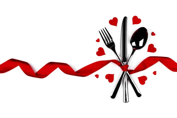 用丝带和心脏捆扎的餐具 白色背景 情人节晚餐的概念 — 图库照片