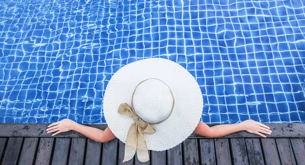 Žena Klobouku Relaxace Bazénu Letovisku — Stock fotografie