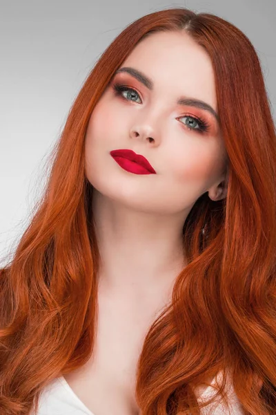 Портрет Молодой Женщины Длинными Красивыми Рыжими Волосами — стоковое фото