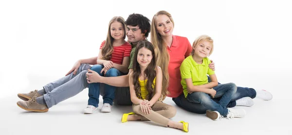 Retrato Familia Padres Tres Niños Estudio Aislado Sobre Fondo Blanco —  Fotos de Stock