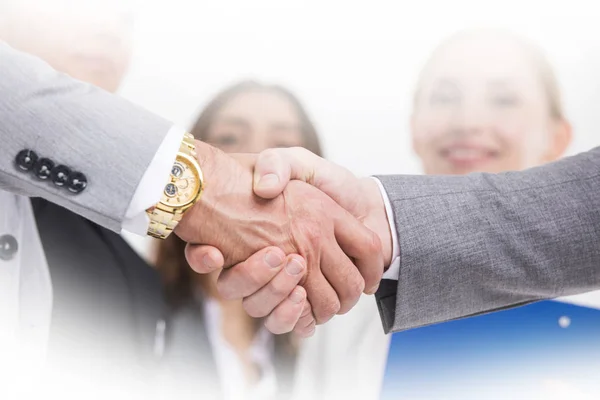 握手をするビジネスマン 背景にいる従業員のチーム — ストック写真