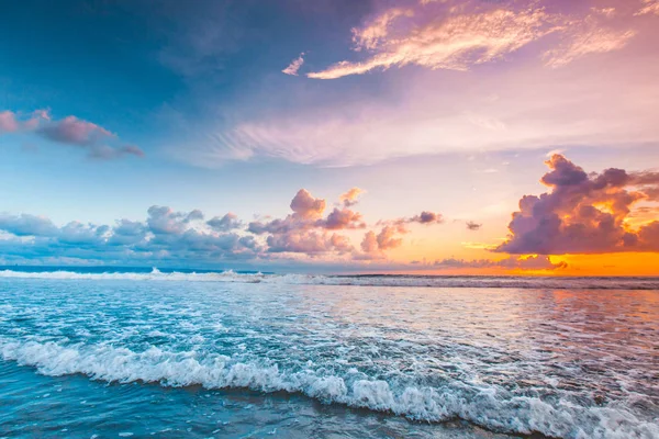 Incrível Pôr Sol Colorido Sobre Mar Forma Bali Praia — Fotografia de Stock