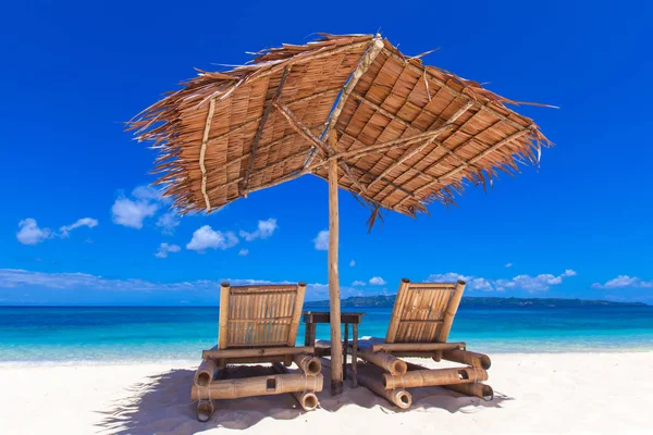 Pohled Dvě Židle Slaměný Deštník Tropické Mořské Pláži — Stock fotografie