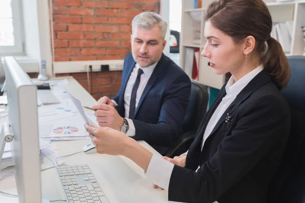 Affärsmän som arbetar på kontoret — Stockfoto