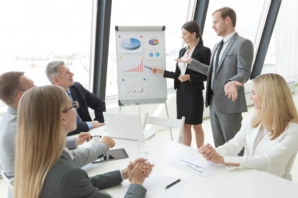 Företagspresentation på whiteboard — Stockfoto