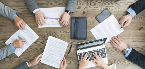 Equipo empresarial que trabaja con contrato — Foto de Stock