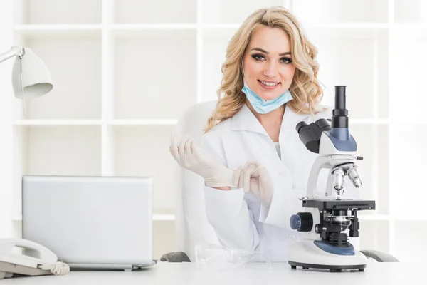 Young scientist looking in laboratory — Stock Photo, Image