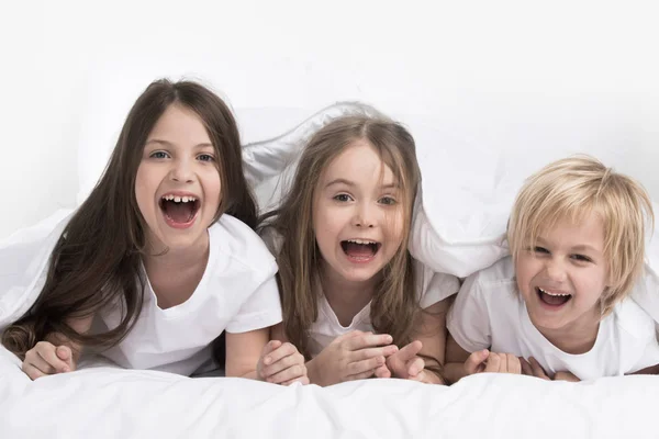 Kinderen onder deken — Stockfoto