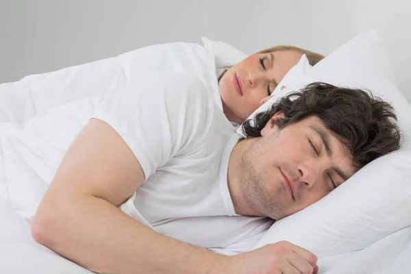 Coppia dormire a letto — Foto Stock