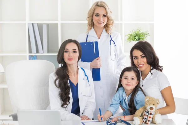 Girl and mother at pediatrician — Stok Foto