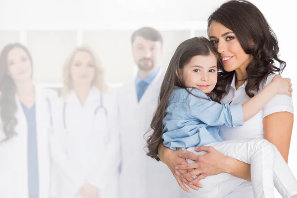 Mor och dotter i medicinsk klinik — Stockfoto