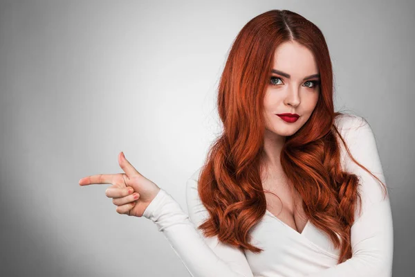 Женщина с длинными рыжими волосами — стоковое фото