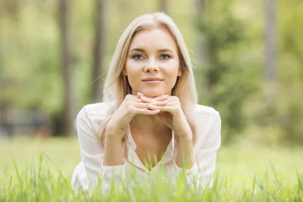 Mädchen liegt auf dem Gras — Stockfoto