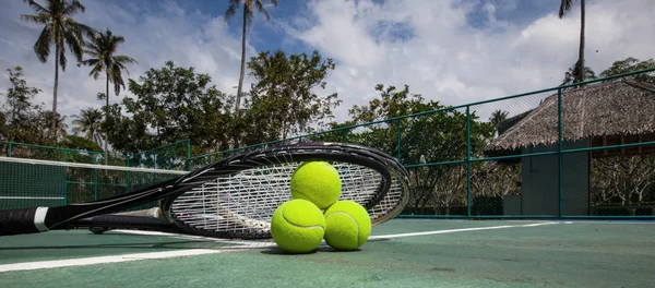 Kortta tenis topları ve raket — Stok fotoğraf