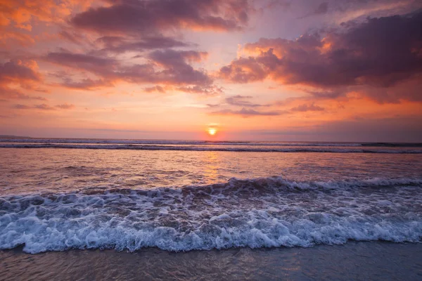 Erstaunliche Sonnenuntergang Form bali beach — Stockfoto