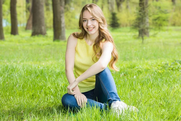 잔디 위에 앉은 소녀 — 스톡 사진