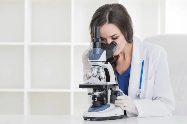 Молодой ученый с микроскопом — стоковое фото