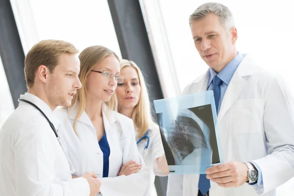 Медицинские коллеги обсуждают рентген — стоковое фото