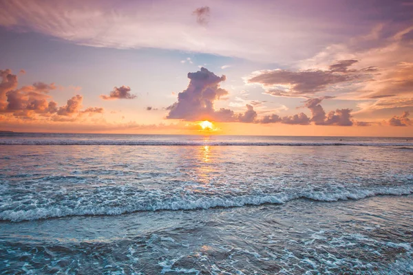 Incrível pôr do sol forma praia de Bali — Fotografia de Stock