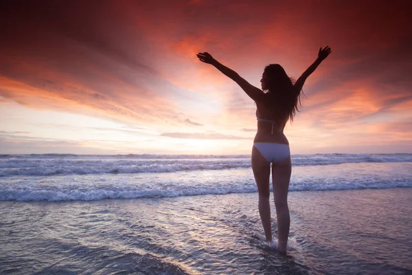 Mujer en la puesta del sol del mar —  Fotos de Stock