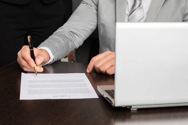 Documento de contrato de cantor de hombre de negocios — Foto de Stock