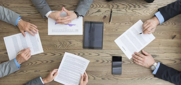 Equipo empresarial que trabaja con contrato — Foto de Stock