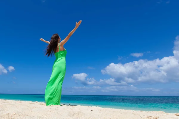 Vrouw in jurk op strand — Stockfoto