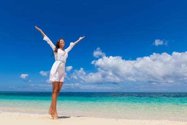 Vrouw in jurk op strand — Stockfoto