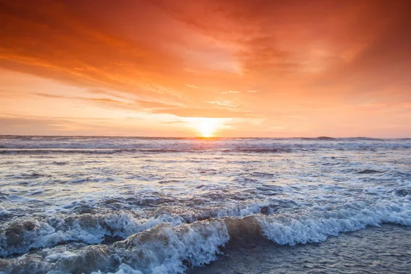 Incredibile forma tramonto spiaggia di Bali — Foto Stock