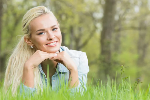 Meisje op het gras te leggen — Stockfoto