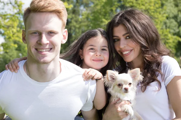 Familia feliz con perro — Foto de Stock