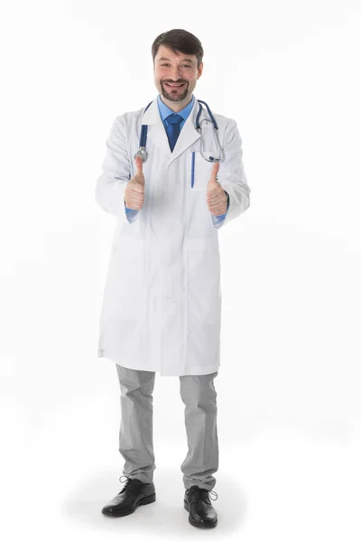 Doctor en bata blanca mostrando los pulgares hacia arriba — Foto de Stock