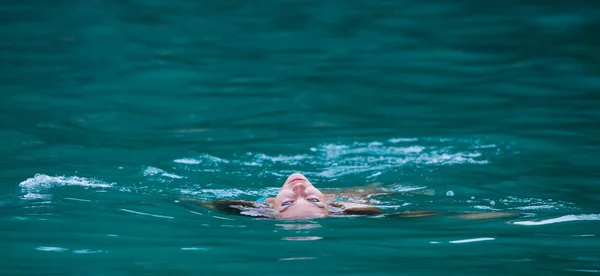 Chica relajante en el agua de mar — Foto de Stock