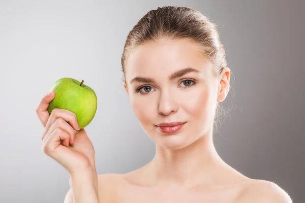 Mulher com maçã verde — Fotografia de Stock